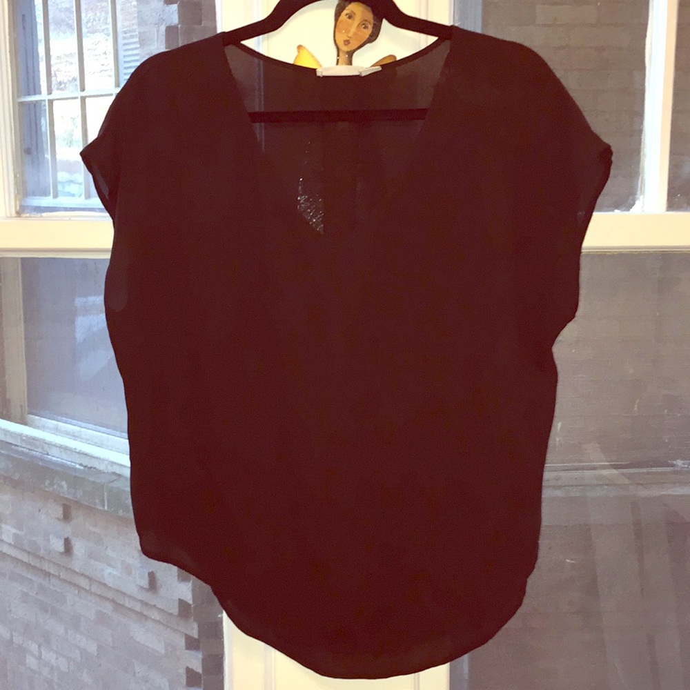 Basic black chevon Vneck high low blouse.